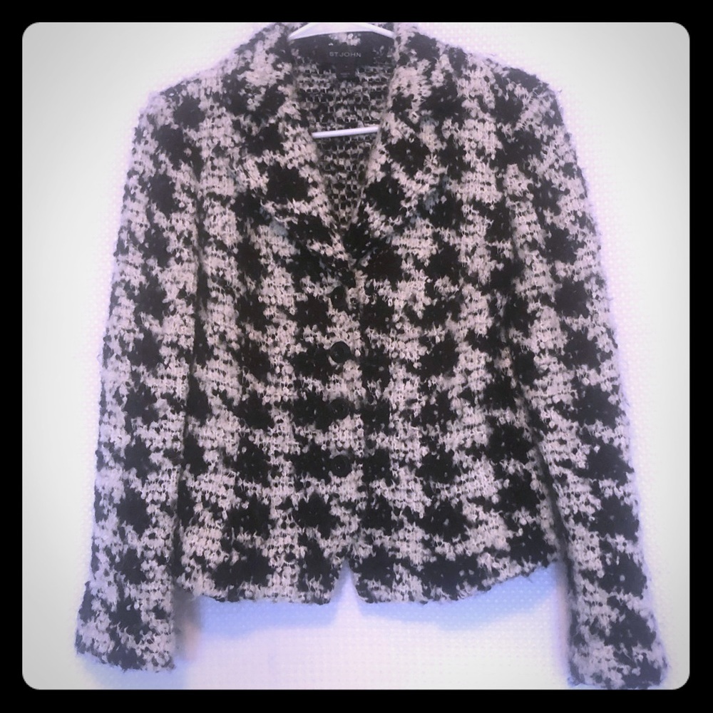 ST JOHN Boucle Blazer. Size 6.